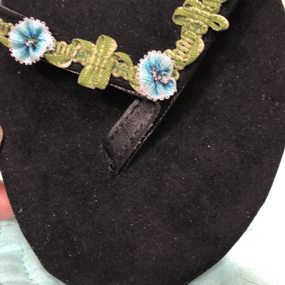 ❤️🍀🍀SUEDE FLOWER FLIP FLOPS❤️🍀🍀 - Picture 10 of 10